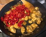 Une image de l'étape 7 de Poulet curry coco poivrons rouges.