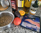 Foto del paso 1 de la receta: Ensalada de lentejas, naranja, salmón, aguacate y pimientos confitados