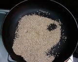 चविष्ट कडक न होणारी तीळ पोळी (Til Poli Recipe In Marathi) रेसिपी स्टेप 1 फोटो 