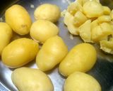 A picture of step 1 of Sukhi aloo sabji.