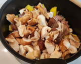 Foto del paso 3 de la receta: Patatas guisadas con salchichas frescas y setas shiitake