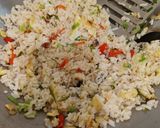 Foto langkah ke 5 dari resep Nasi Goreng Daun Jeruk.