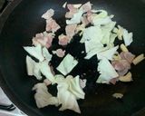 A picture of step 3 of Bacon & Cabbage Ario Orio (non-spicy).