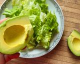 Hình bước làm 2 của món 🌱 Salad Bơ Sáp & Hạt Óc Chó