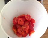 Foto del passaggio 1 della ricetta Gamberoni fritti in crosta di vermicelli di riso e gazpacho piccante di fragole e datterini