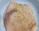Foto del paso 1 de la receta: Filete de pescado salteado con pimiento, sobre lecho de tomato y lechuga