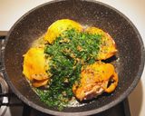 Foto del passaggio 7 della ricetta Pollo alle spezie e limone sotto sale