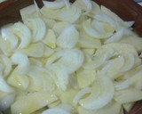 Foto del paso 2 de la receta: Patatas a lo pobre con pechugas alimonadas al horno