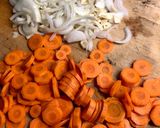 Foto del paso 1 de la receta: Zanahorias glaseadas con cebollas y ajo al horno