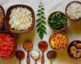 झणझणीत चटकदार मिसळपाव (misalpav recipe in marathi) रेसिपी स्टेप 1 फोटो 