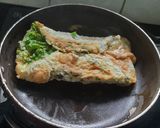 चिझी आमलेट सँडविच (cheesy omelette sandwich recipe in marathi) रेसिपी स्टेप 3 फोटो 