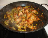 Foto del paso 7 de la receta: Paella de pollo, alcachofas y guisantes