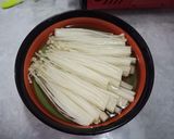 Hình bước làm 1 của món Nấm Kim Châm Chiên Giòn