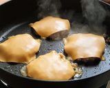 Foto langkah ke 5 dari resep Double Cheese Burger Pedas / 매콤 더블 치즈버거 (Tren Korea).