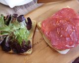Foto del paso 3 de la receta: Sándwiches triples de pan de maíz con jamón curado de pavo