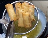 Foto langkah ke 4 dari resep Lumpia Isi Mie, Sosis dan Wortel.