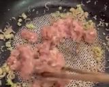 Hình bước làm 2 của món Thịt băm xào sả phiên bản tối giản