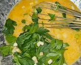 Foto del paso 2 de la receta: Tortilla de patata, calabacín, champis y cebolla de ensalada con ajo y perejil