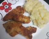 Foto del paso 5 de la receta: Bastoncitos de pollo con puré