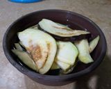 A picture of step 1 of Baingan pakorhay.