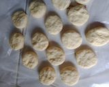 Foto langkah ke 4 dari resep Donat maizena.
