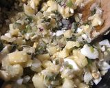Foto del paso 2 de la receta: Canastitas de verdeo, queso y huevo