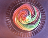 Foto del paso 5 de la receta: Cobertura de cupcakes de arcoíris