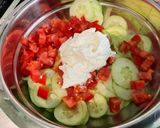 Une image de l'étape 5 de Salades de concombre à la crème, tomates, roquefort et aneth.