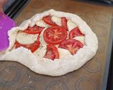 A picture of step 6 of Tomato & Mozzarella Breakfast Pie with Cottage Cheese Dough.