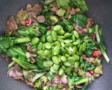 Gambar langkah 4 resipi Kailan daging pekasam petai.