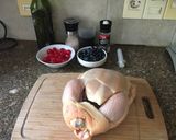 Foto del paso 2 de la receta: Cocina para las Fiestas: Pollo al horno relleno con arándanos y cerezas