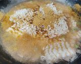A picture of step 4 of Onion and potato Maggi.