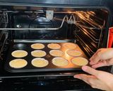 Foto langkah ke 4 dari resep Strawberry Cupcake.