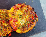 Foto del passaggio 3 della ricetta Frittatelle con pomodorini e cipolla