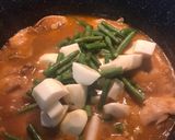 Foto del paso 5 de la receta: Muslos de pollo guisados con papas y ejotes