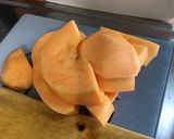 Une image de l'étape 6 de Salade de melon, pastèque et raisin au miel.
