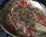 Foto del paso 2 de la receta: Empanadas de cebolla, tomate, queso y huevo
