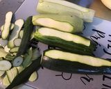 Une image de l'étape 2 de Courgettes vertes et blanches marinées tomates moutarde romarin grillées (recette plancha).