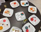 Foto del paso 5 de la receta: Mousse con glaseado espejo y jelly de fruta decorado con macarrones