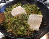 Une image de l'étape 10 de Filets de lieu noir aux oignons, poivrons et anis vert.