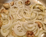 Foto del paso 2 de la receta: Conejo guisado al ajillo con calabacín