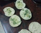 Foto del paso 2 de la receta: Panecillos estilo pizza con toque de ajillo