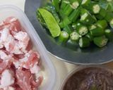 รูปขั้นตอนการทำที่ 1 ของ หมูผัดกระเจี๊ยบเขียว