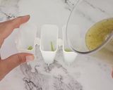 A picture of step 6 of Kiwi ice popsicles.
