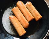 A picture of step 3 of 𝐻𝑜𝓉𝒹𝑜𝑔/𝒸𝒽𝒾𝒸𝓀𝑒𝓃 Sandwich.