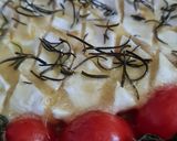 Foto del paso 4 de la receta: Queso Camembert al ajo con tomatitos cherry y romero