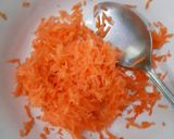 Foto langkah ke 2 dari resep Telur dadar campur wortel parut yang sehat.