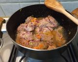 Foto del passaggio 3 della ricetta Spezzatino di vitello con patate