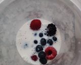 Foto del paso 2 de la receta: Smoothie de Plátano y Frutos Rojos🍌