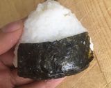 Foto del paso 3 de la receta: Onigiri de atún express 🍙 (fácil y rápido)